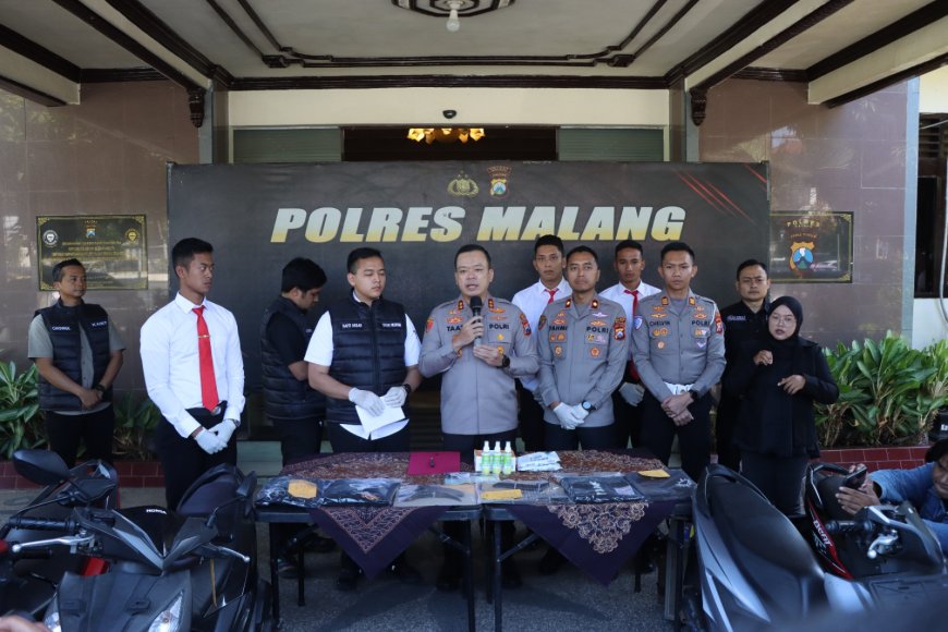 Polres Malang Amankan Dua Pemuda Bawa Sajam Saat Penyekatan Malam 1 Suro   