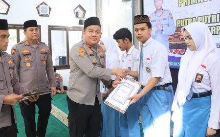 Kapolres Jombang Serahkan Beasiswa kepada Putra-Putri Pegawai Negeri Pada Polri Berprestasi