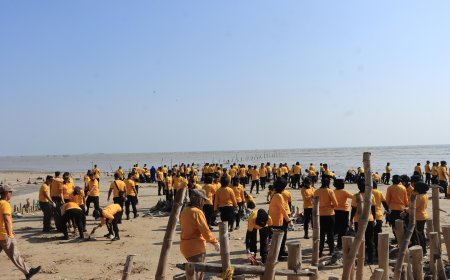 Aksi 'Jogo Omah', Polresta Tuban Gelar Green Policing di Pantai Jenu bersama Masyarakat